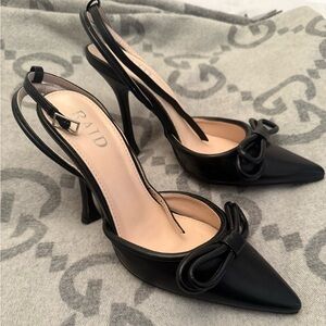 NWOT pointy toe heels with bow accent, size 37